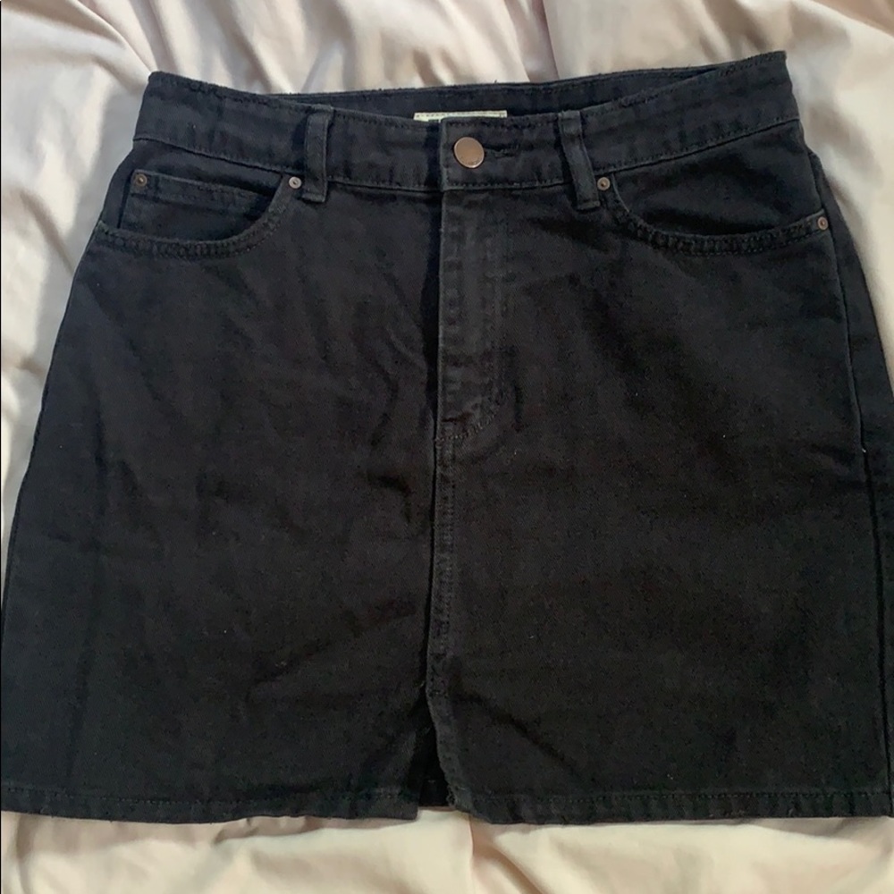 super cute black skirt
